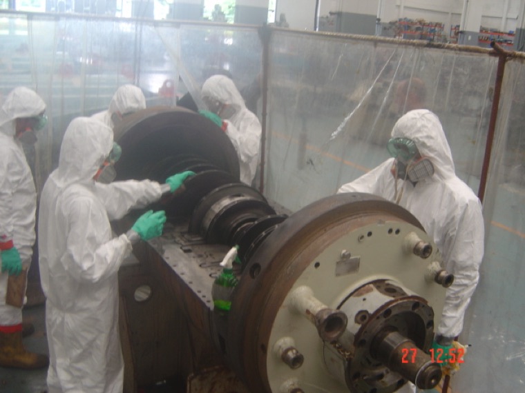 Mercury decontamination of a high pressure gas compressor