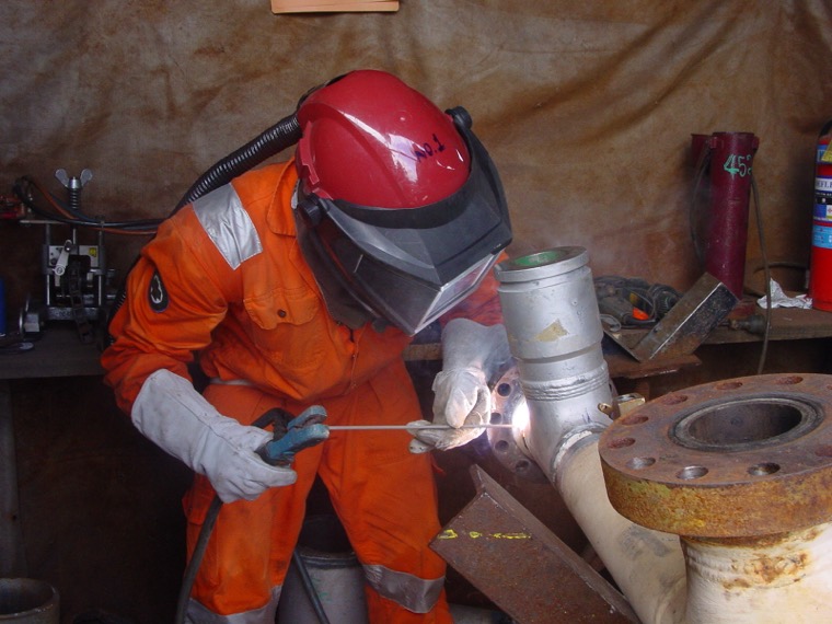 Welding on decontaminated carbon steel
